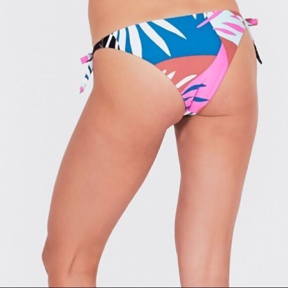 Amuse Society Preiscilia Skimpy Bottoms - Picture 2 of 2